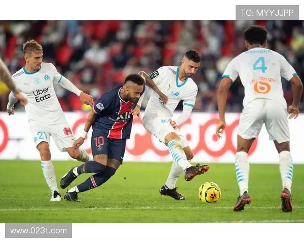 德累斯顿与帕德伯恩的精彩对决揭示了球队实力与战术的较量 德累斯顿与帕德伯恩的精彩对决揭示了球队实力与战术的较量