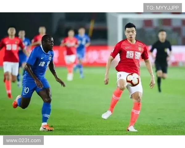 河南建业迎战恒大淘宝争夺中超联赛关键三分的激烈对决