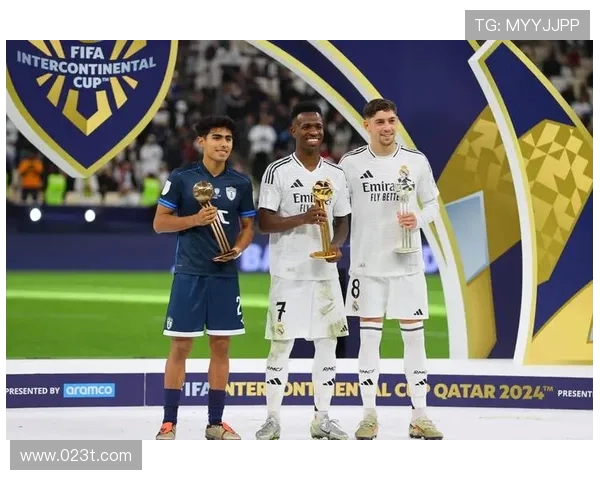 皇马与巴伦西亚激战正酣红牌争议引发球迷热议与讨论